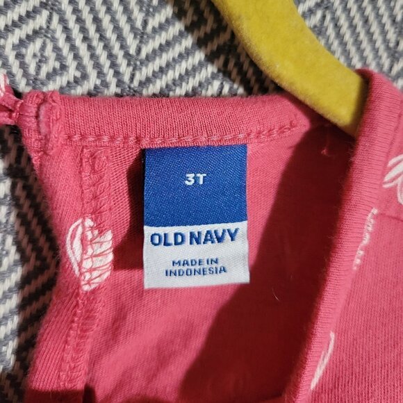 Old Navy Girl's Red Romper Decorated With White Hearts Covering It Size 3T - Picture 3 of 9